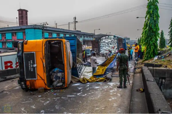 Fully Loaded Truck Falls And Pours Its Contents On Ojuelegba Bridge, Lagos. Photos